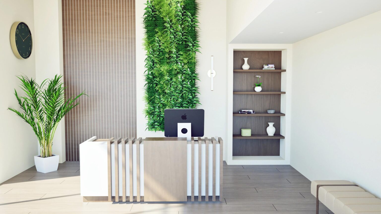 Comptoir d’accueil en bois clair avec paroi végétale et étagères intégrées