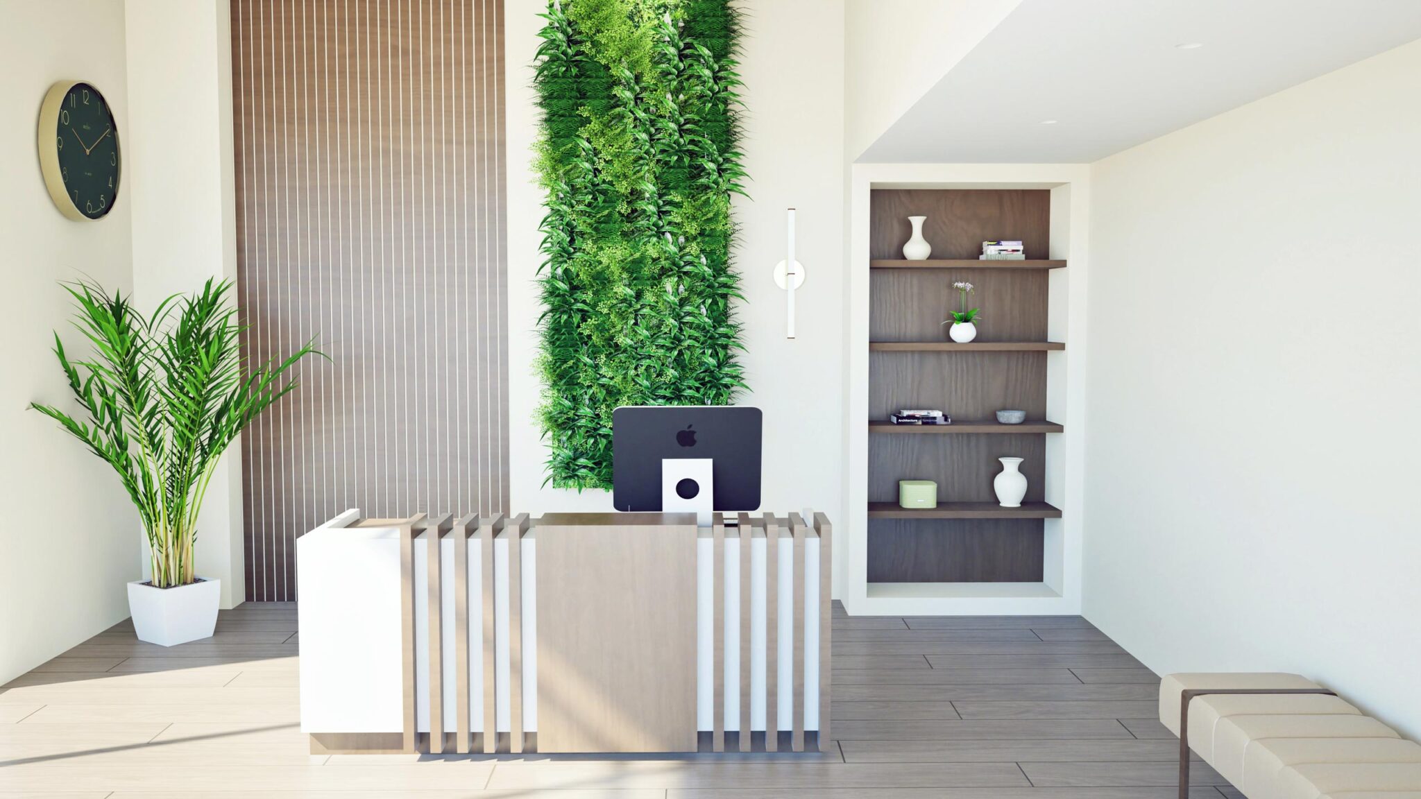 Comptoir d’accueil en bois clair avec paroi végétale et étagères intégrées