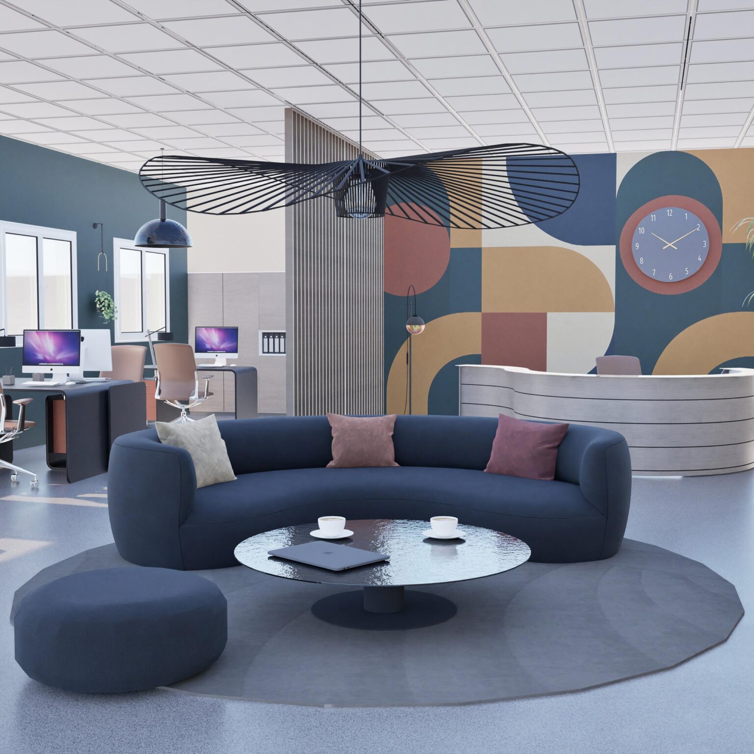 Open space avec accueil, bureaux en bois clair, canapé rond et mur graphique