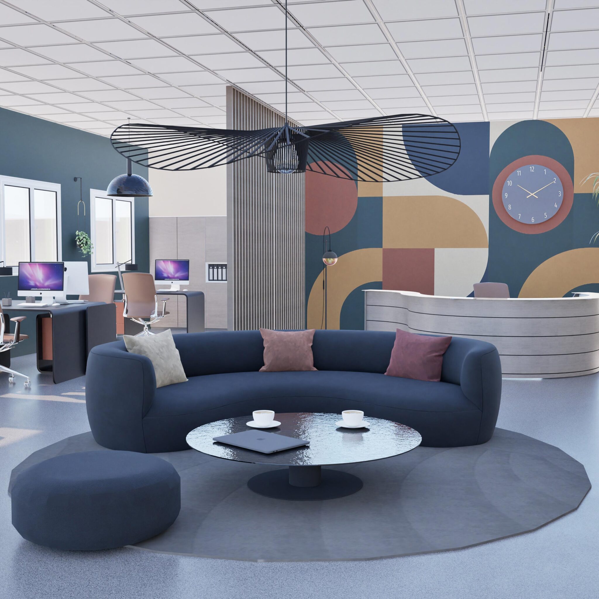 Open space avec accueil, bureaux en bois clair, canapé rond et mur graphique